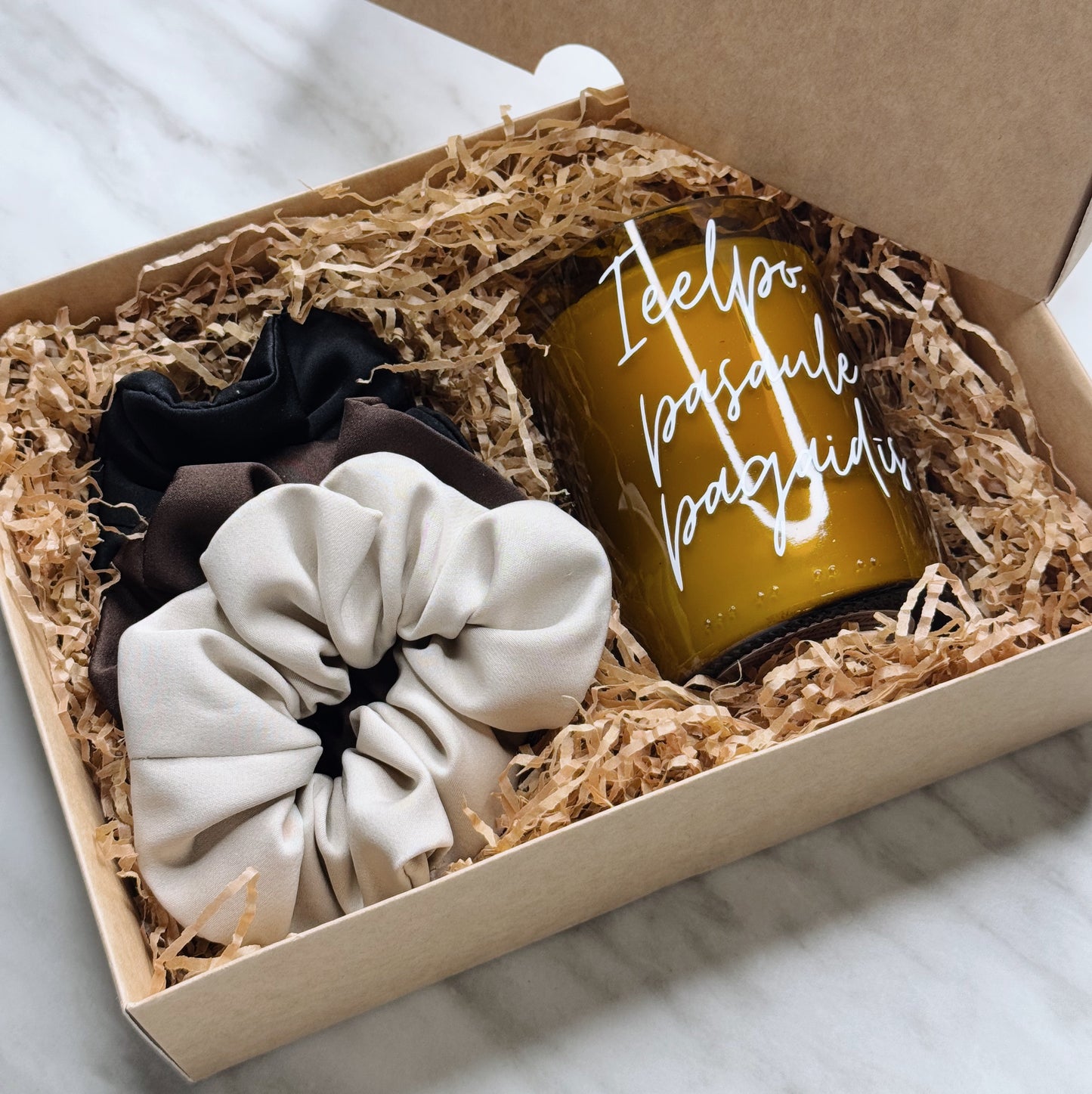 DĀVANU KOMPLEKTS SOJAS VASKA SVECE PĀRSTRĀDĀTĀ STIKLA PUDELĒ ZĪDA MATU GUMIJAS