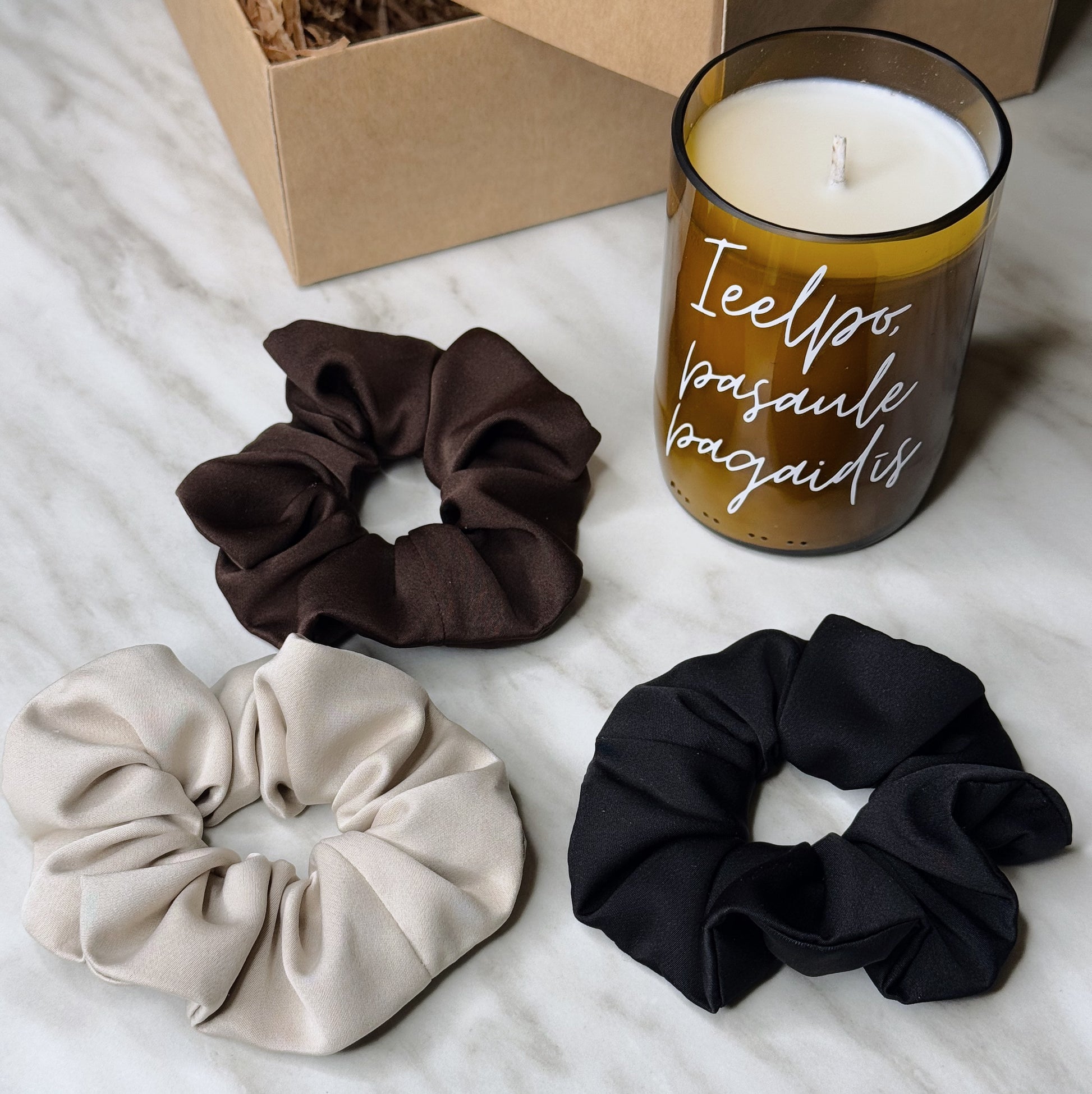 DĀVANU KOMPLEKTS SOJAS VASKA SVECE PĀRSTRĀDĀTĀ STIKLA PUDELĒ ZĪDA MATU GUMIJAS