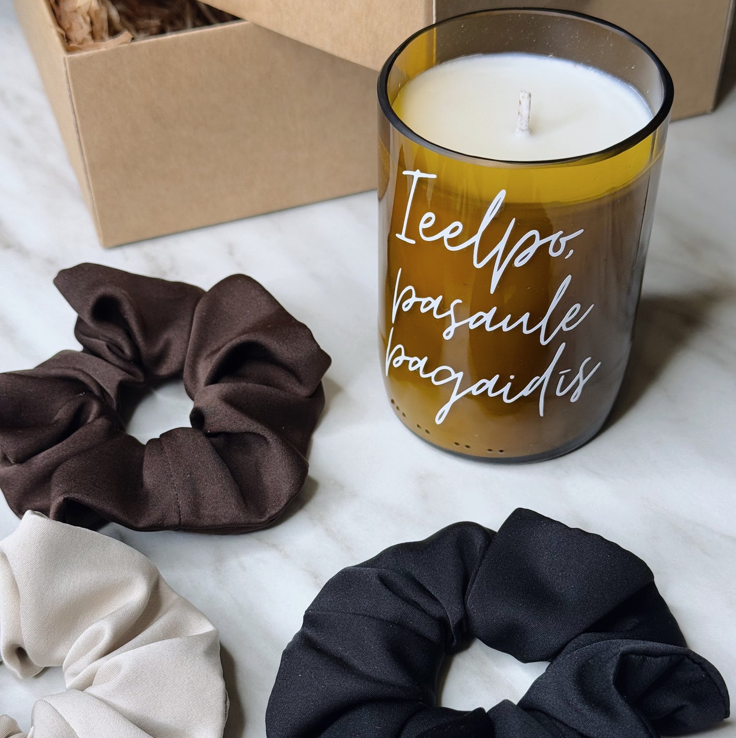 DĀVANU KOMPLEKTS SOJAS VASKA SVECE PĀRSTRĀDĀTĀ STIKLA PUDELĒ ZĪDA MATU GUMIJAS