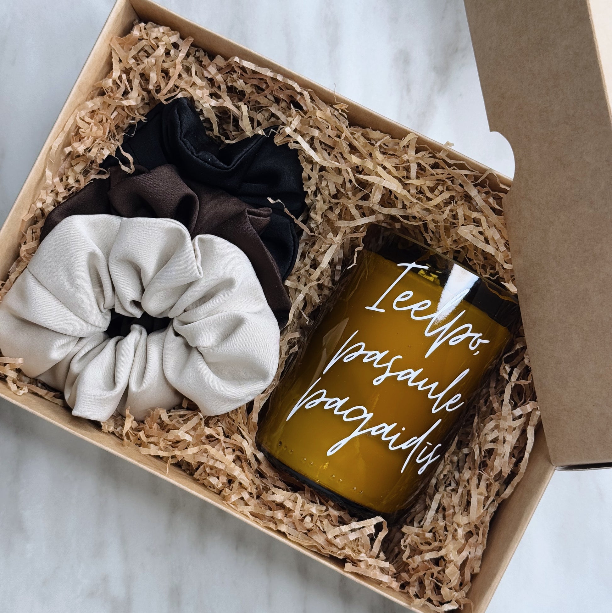 DĀVANU KOMPLEKTS SOJAS VASKA SVECE PĀRSTRĀDĀTĀ STIKLA PUDELĒ ZĪDA MATU GUMIJAS