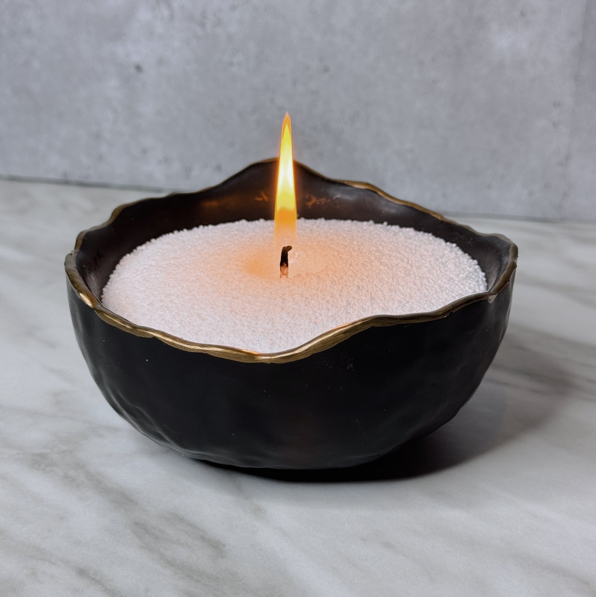 melns svecu trauks ar zelta malinu