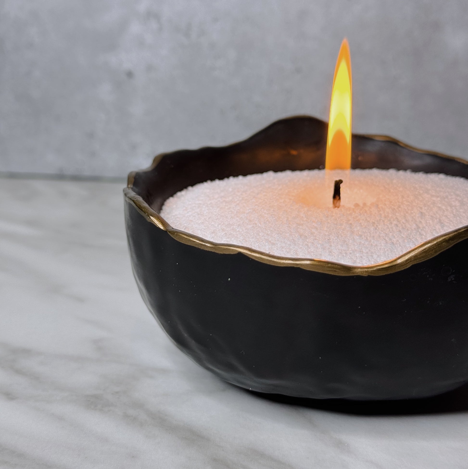 melns svecu trauks ar zelta malinu