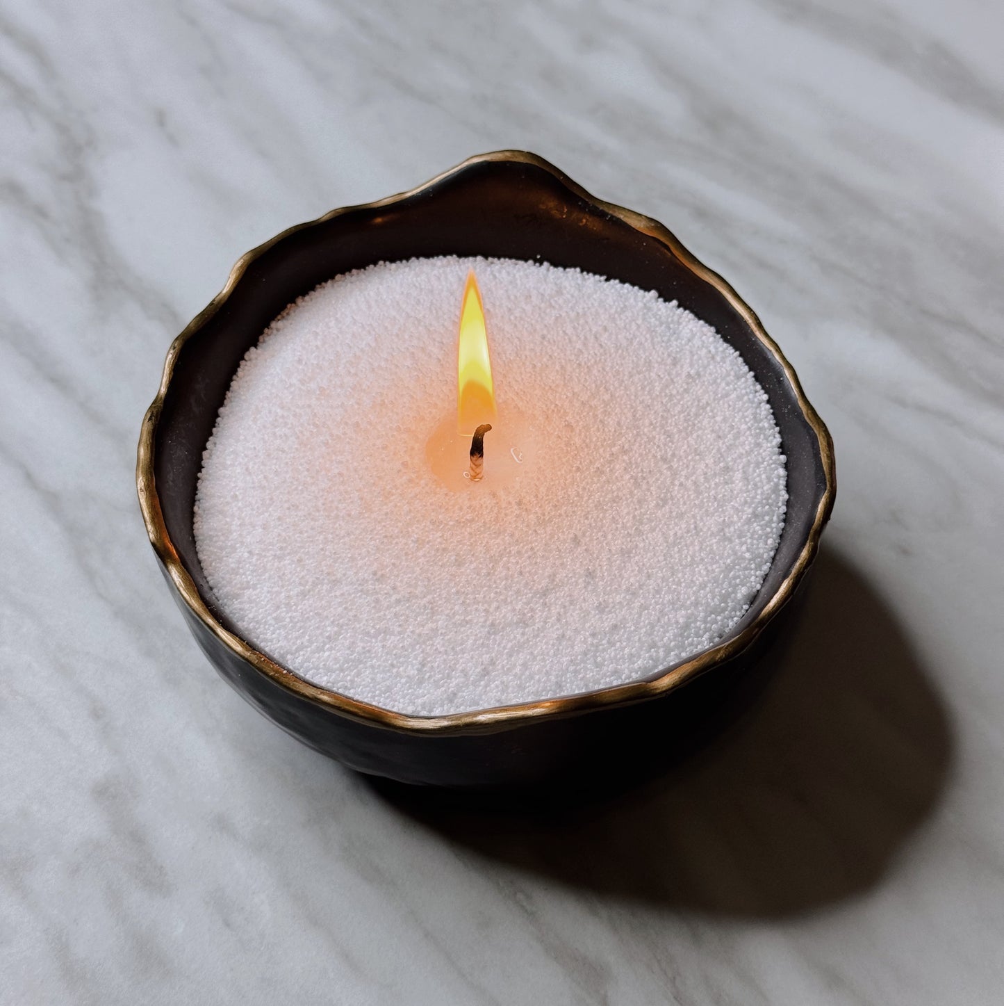 melns svecu trauks ar zelta malinu