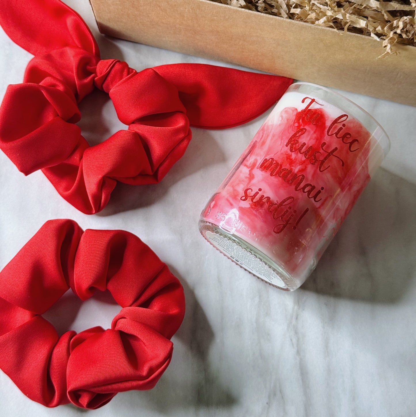 sojas vaska svece  tu liec kust manai sirdij divas sarkanas satina matu gumijas