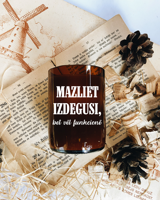 "Mazliet izdegusi" sojas vaska svece