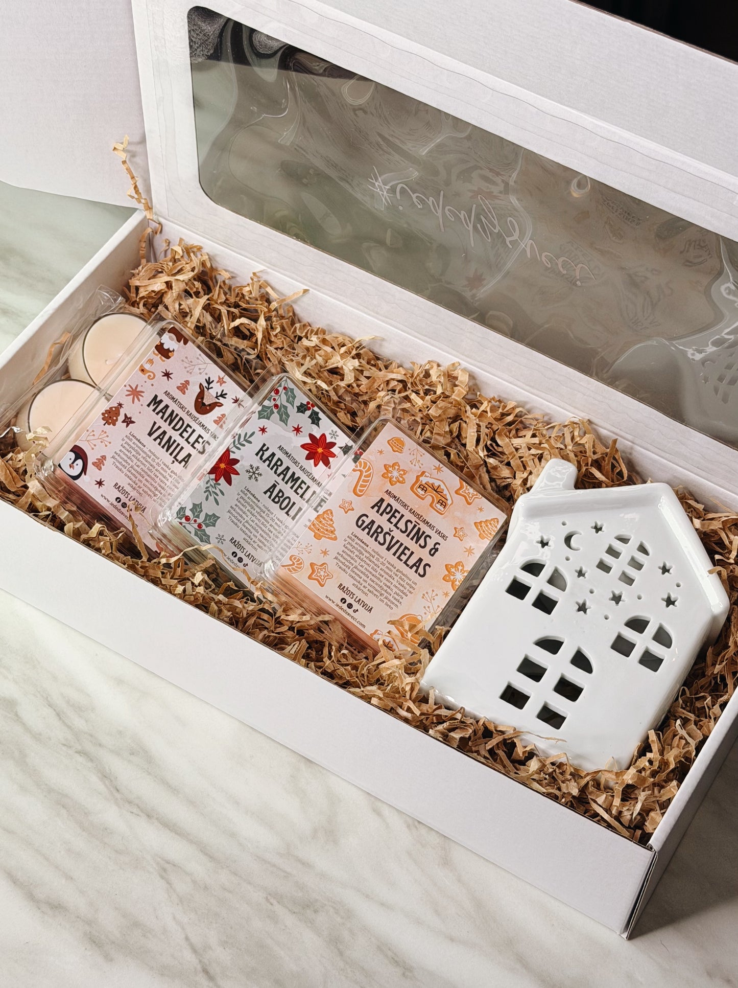 "Ziemas prieks" 3 aromātisko vasku komplekts ar aromlampu